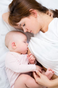 Säugling an der Brust stillen? Ein Milchpumpe Test ist vorab wichtig